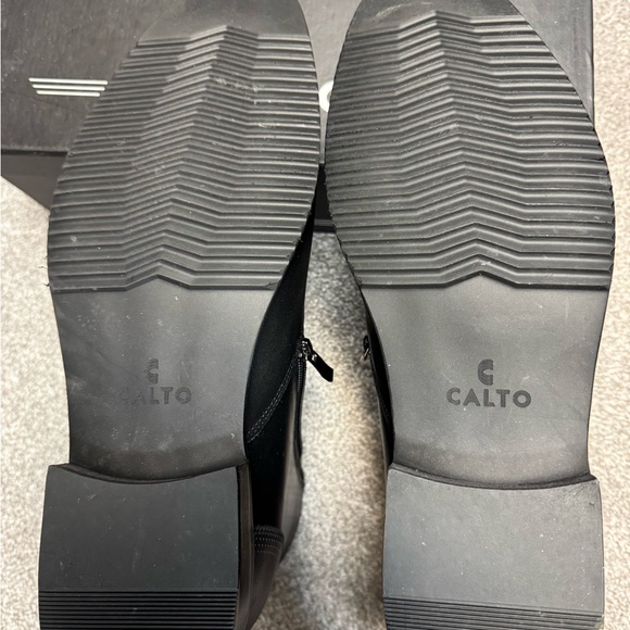 Black Leather Ankle Boots with Side Zipper and Cap Toe - Picture 3 of 3